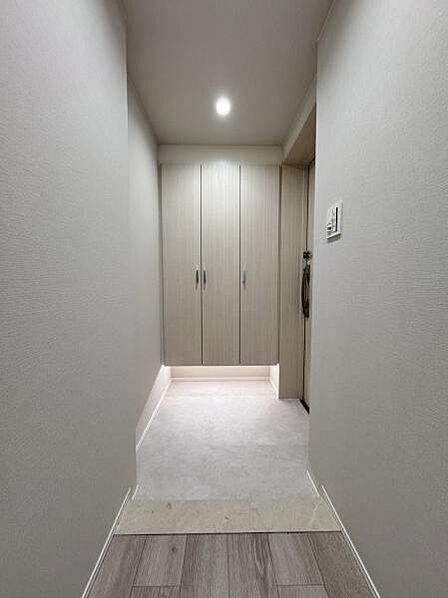 玄関　足元に照明のあるシンプルな玄関です。