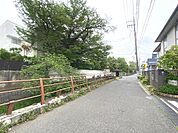 物件前の緑道