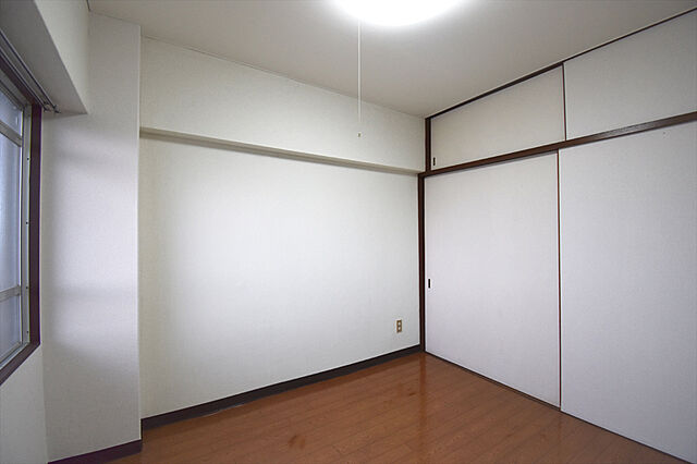 北側洋室4.5帖。異なる場合は現況を優先します。