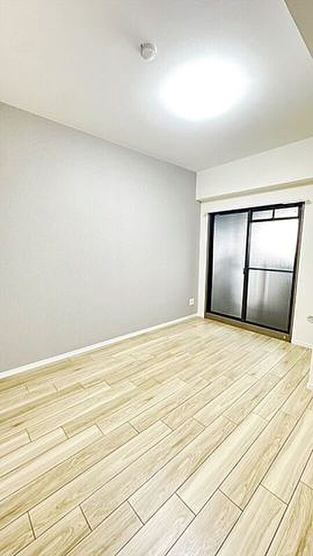 ゆとりある広さの洋室は、ソファなどの家具を自由に配置できる、くつろぎの空間となっています。