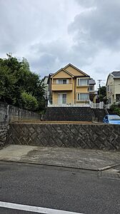 外観:更地になりました。道路から敷地が高くなっている為、目線が気になりません。 外観:更地になりました。道路から敷地が高くなっている為、目線が気になりません。