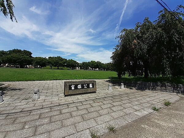 画像21:公園「富塚公園まで882m」