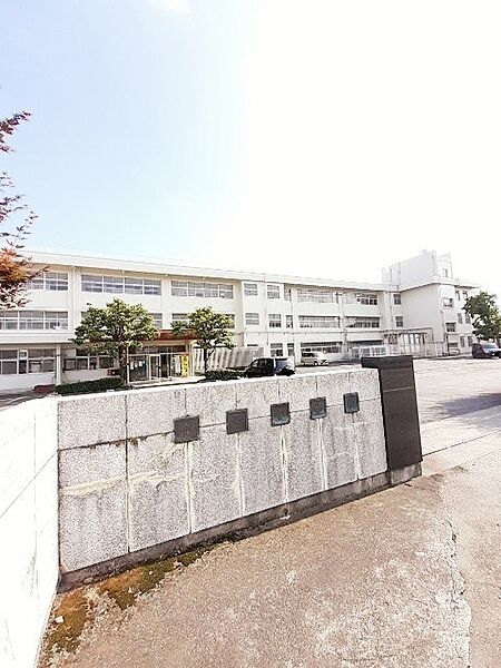 画像22:小学校「伊勢崎市立赤堀小学校まで326m」