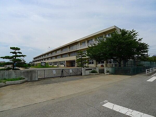 画像25:小学校「伊勢崎市立あずま南小学校まで1547m」