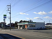 コンビニ「ファミリーマート伊勢崎山王町店まで724m」
