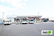 コンビニ「ミニストップ伊勢崎市場町店まで818m」