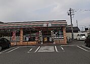 コンビニ「セブンイレブン伊勢崎平和町店まで765m」
