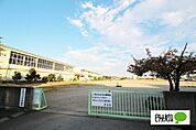 小学校「伊勢崎市立殖蓮第二小学校まで626m」