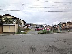 物件画像 南向きで道路幅員約８ｍとゆったりしています。