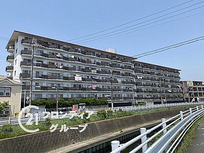 外観：総戸数96戸の大型マンション！お部屋は6階部分です。落ち着いた雰囲気があり、マンションと周辺の雰囲気が調和されて住み心地が良さそうです。