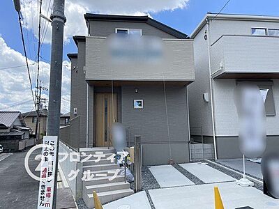 外観：モダンなデザインが魅力の新築戸建てで、スタイリッシュな外観が住む人を引き立て、日々の生活に彩りを添えます