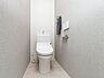 室内：＼同仕様写真／トイレは温水洗浄付き便器です。壁紙の色、窓の配置等、一邸一邸のこだわりをぜひ現地でご覧ください。