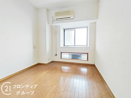 日当たりが良く明るい雰囲気のお部屋。お子様の成長に合わせた学習スペースや遊ぶ部屋として、フレキシブルにご活用いただけます。