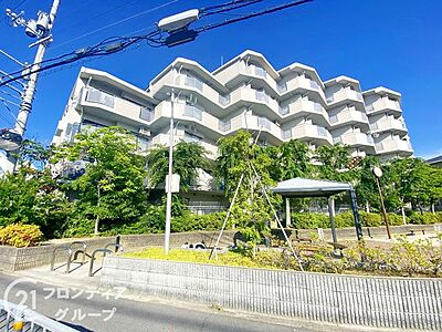 外観：緑が多く落ち着いた雰囲気があり、マンションと周辺の雰囲気が調和されて住み心地が良さそうです。