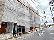 駐車スペース1台分あり！前面道路も広いので苦手な駐車も楽々できますよ