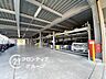 駐車場：雨の日でも濡れずにお車へアクセスできる、機能性に優れた屋内型の駐車場です。大切な愛車を日差しや風雨から守る安心の設計が、上質なカーライフと快適なマンションライフを優雅に演出します