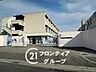 周辺：枚方市立伊加賀小学校。落ち着いた環境の中で伸び伸びと学べるエリアで、小さなお子様がいるご家庭でも安心してお住まいいただけます。 810m