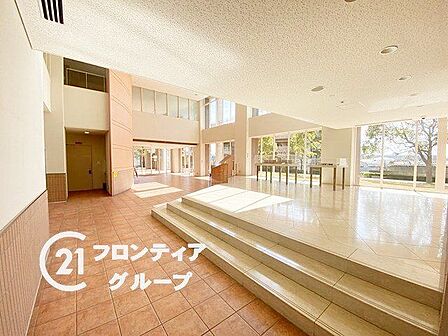 まるで高級ホテルのような静寂と品格に包まれていますね！柔らかな光が降り注ぐゆとりのスペースで、待ち合わせの時間さえも心地よい安らぎのひとときへと変わります