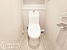 トイレ：落ち着いた色使いでまとめられたトイレは、清潔感があり心地よい空間です。無駄のないシンプルなデザインが洗練された印象を与え、プライベートな時間もリラックスしてお過ごしいただけます