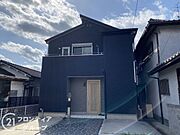 前道が広々としており、来客時にも安心して駐車できます。整備された道路で、車の出し入れがスムーズです。