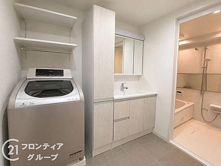 2024年11月に新調された清潔感ある洗面化粧台です。三面鏡裏の収納やクッションフロア張り替えなど、使い勝手にも配慮されています。