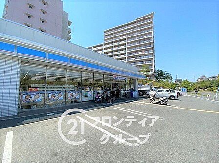 ローソン香里ヶ丘さくら通り店 夜間のちょっとした買い出しにもコンビニが近くにあると、安心感が違いますね!お散歩ついでに立ち寄れる便利な存在として、毎日の暮らしにそっと寄り添ってくれるはずです 880m
