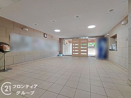 解放感があり整然としたロビースペースです。掃除が行き届いており、日々の安心感と気持ちの良い暮らしをサポートします。