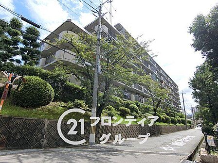 緑が多く落ち着いた雰囲気があり、自然と調和したマンション外観です。緑豊かな環境の景観に溶け込み、住む人に安らぎを与えます。