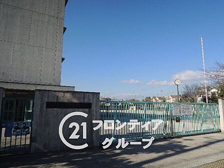 枚方市立杉中学校 徒歩23分。 1800m