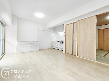 大きな窓から光が差し込むリビングは、大切なゲストを迎えるにふさわしい開放感に満ちています。上質な素材感が際立つ、洗練された心地よい空間に仕上がっています