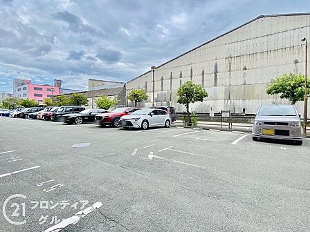広大な敷地を活かした、見通しの良いゆとりある駐車場。区画がしっかりと整備されており、大型車やSUVでもストレスなくスムーズに入出庫ができる、機能的な駐車環境を整えています