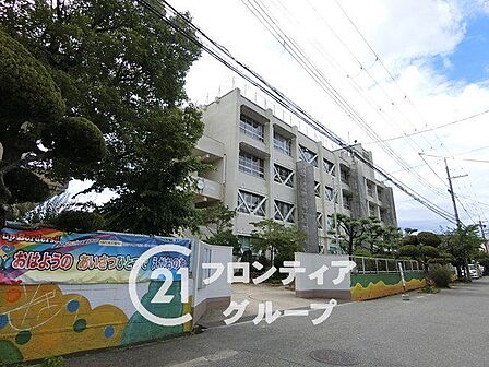 物件から徒歩約8分(約610m)の位置にある寝屋川市立木屋小学校。低学年のお子様でも無理なく通学できる安心の距離です。周辺は交通量も比較的少なく通学路も整っています。