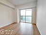 寝室：落ち着いたトーンでまとめられた主寝室にぴったりのお部屋です。ゆったりとした広さがあり、大きなベッドを置いても圧迫感がありません。プライベートな時間を穏やかに過ごせる快適な空間です。