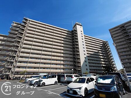 青空に向かって伸びる堂々としたフォルムが、見るたびに清々しい気持ちにさせてくれますね!建物全体から溢れ出る上質なオーラが、この場所で始まる新しい生活への期待とワクワク感をぐっと高めてくれますね!