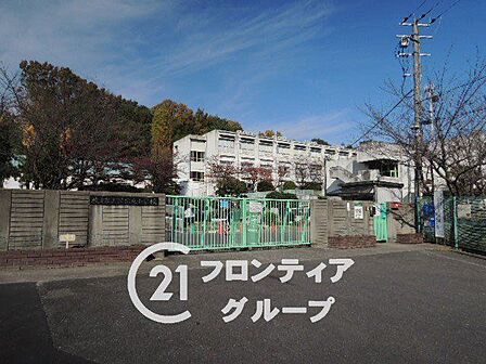 「枚方市立さだ東小学校」まで徒歩約10分。毎日の通学にも安心の距離感で、子育て世帯にも暮らしやすい住環境が整っています。 800m