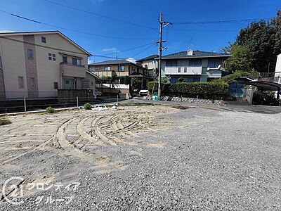 外観:小学校、コンビニが徒歩圏内の現地は、お子様の通学や日常の買い物が便利で、生活の利便性が高い魅力的な住環境です! 外観:小学校、コンビニが徒歩圏内の現地は、お子様の通学や日常の買い物が便利で、生活の利便性が高い魅力的な住環境です!