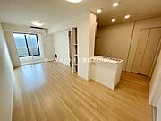 同型完成モデル