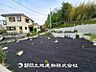 外観：【現地写真】低層一戸建てを中心とした街並みが整然と続き周辺は高い建物がないので、採光や開放性に恵まれ、空が広く閑静な環境です。