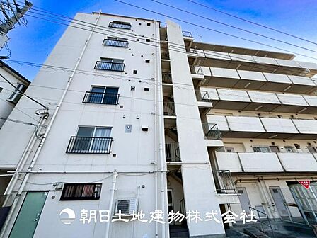 【外観写真】家族の色を映し出す洗練された邸宅は、ずっと輝き続けながらいつしか街の風景に溶け込んでいきます。