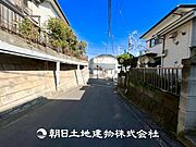 【前面道路】 車通りの少ない閑静な住宅街に位置しております。車庫入れもゆとりある良好な環境で、子育てへの安心感と家族で遊べる自然が身近な嬉しい立地です。