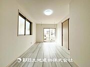 【居室】大切なご家族、招いた友人と過ごす大切な時間を差し込む光が優しく包み込む空間。大切な人とともに、心穏やかに過ごすひとときを味わってください。