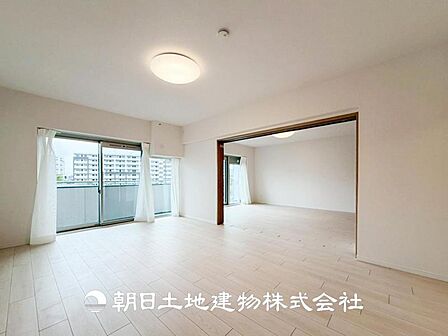 【リビング】大切なご家族、招いた友人と過ごすひと時を溢れる光が優しく包み込む空間。大切な人とともに、心穏やかに過ごすひととき。家族との時間、自分の時間を大切にできる空間を作りました。
