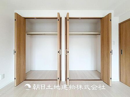 【収納】シンプルかつ洗練されたデザインの収納スペース。