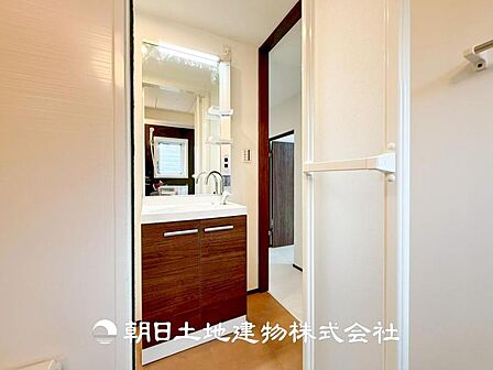 【洗面化粧台】広々とした洗面台は、日々の身だしなみチェックや歯磨きなど、朝の慌ただしい時間でも心に余裕とゆとりを作ってくれます。今日も1日頑張ろう。そう思える場所でありたいと思っています。