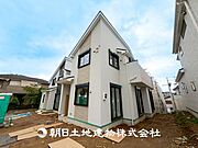 【外観写真】直線的なフォルムと落ち着いた色合いが、都会的な雰囲気を演出しています。