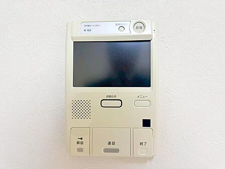 【モニター付きインターホン】モニター付きインターホンで来客者の顔が見れるのでお子様の留守番時にも安心できますね。