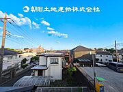 【眺望】目の前に手を伸ばせば、触ることが出来そうな環境が、そのままインテリアになったような印象です。その豊かな眺望にふさわしい空間には、通風・採光にも優れ、心地よい光と風があふれています。