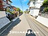 外観：【前面道路】 車通りの少ない閑静な住宅街に位置しております。車庫入れもゆとりある良好な環境で、子育てへの安心感と家族で遊べる自然が身近な嬉しい立地です。