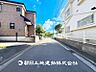 外観：【前面道路】車通りの少ない閑静な住宅街に位置しております。車庫入れもゆとりある良好な環境で、子育てへの安心感と家族で遊べる自然が身近な嬉しい立地です。
