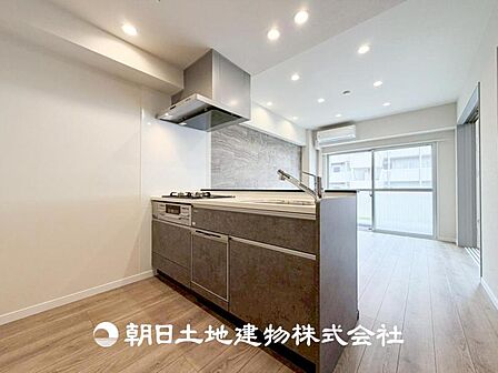【キッチン】住宅の主役でもあり、日常生活を過ごす上で重要な水回りでもあるからこそ機能性・デザイン性に拘りました。お掃除のしやすいシステムキッチンを設置しました。